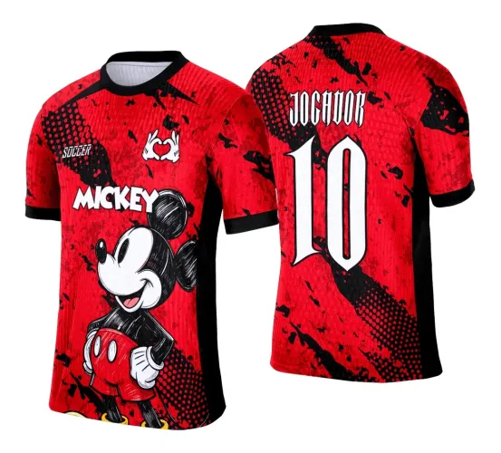 Camisa vermelha e preta com estampa de Mickey na frente, texto MICKEY, símbolo de mãos em forma de coração, e nas costas o número 10 com o texto JOGADOR, gola e punhos pretos com detalhes em preto e vermelho.
