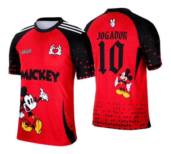 Camisa vermelha com mangas pretas, apresenta Mickey Mouse na frente e costas, textos MICKEY e JOGADOR 10 em estilo gótico, detalhes em triângulos pretos e vermelhos, além de símbolos de mãos formando coração e sinal de paz.