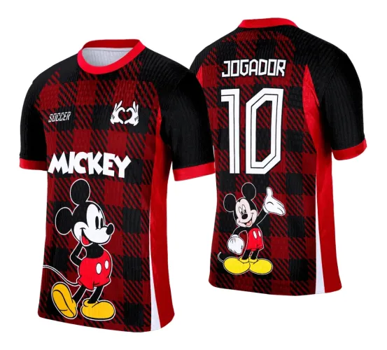 Camisa com fundo xadrez vermelho e preto, manga preta com detalhes vermelhos. Frente com Mickey em pose clássica e nome 'MICKEY'. Costas com texto 'JOGADOR', número 10 e Mickey acenando.