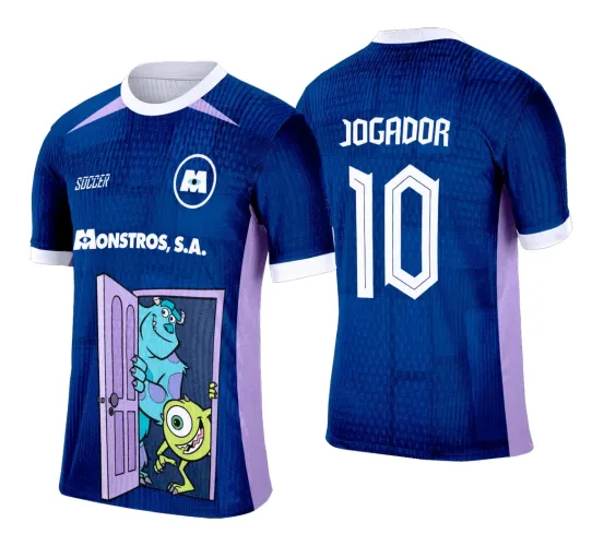 Camisa azul com gola branca e detalhes lilás nas laterais. Frente com Mike e Sulley saindo de uma porta lilás, texto Monstros, S.A. e SOCCER. Costas com o nome JOGADOR e número 10 em branco.