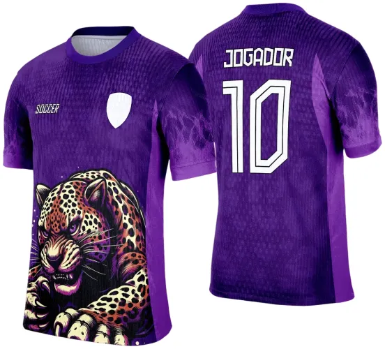 Camisa roxa com degradê e estampa frontal de onça felina agressiva, escudo branco no peito e texto branco SOCCER. Nas costas, nome JOGADOR e número 10 em branco.