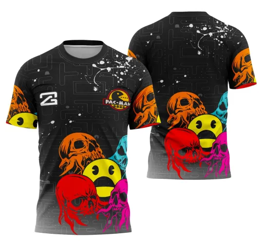 Camisa preta com arte de Pac-Man e caveiras laranja, vermelha, rosa e azul, labirinto discreto, texto PAC-MAN e número 2 na frente, mais caveiras e manchas brancas no fundo nas costas.