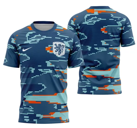 Camisa azul marinho com design pixelado em tons de azul claro e laranja, escudo com leão na frente junto ao logo branco da Nike, e costado com padrão pixelado nas mesmas cores, sem textos nas costas.