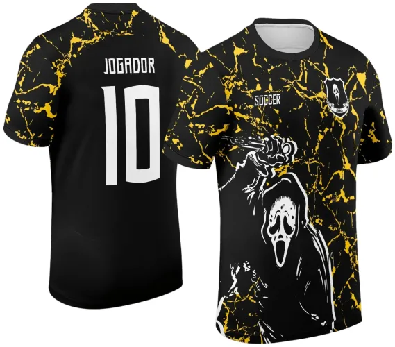 Camisa preta com manchas amarelas em padrão rachado. Na frente, figura do fantasma do Pânico com faca em branco, escudo e texto 'PÂNICO', 'SOCCER'. Costas pretas com número 10 e nome 'JOGADOR' em branco.