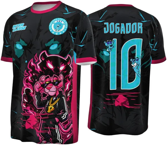 Camisa preta com detalhes em azul e rosa, frente com a Pantera Cor de Rosa estilizada de óculos e corrente, escudo com texto Pantera Cor de Rosa no peito e texto INTER CLASSE, costas com número 10 azul, texto JOGADOR e pequenas figuras da Pantera.