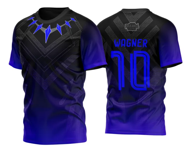 Camisa preta com degrade azul, colar estilizado azul na frente, padrão geométrico preto no corpo, costas com nome WAGNER e número 10 em azul, e texto WAKANDA FOREVER no topo das costas.