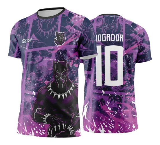 Camisa roxa com arte da Pantera Negra em pose forte na frente, detalhes em preto e branco, texto 'SOCCER', e nas costas número 10 com 'JOGADOR' em branco sobre fundo roxo com figuras da Pantera Negra.