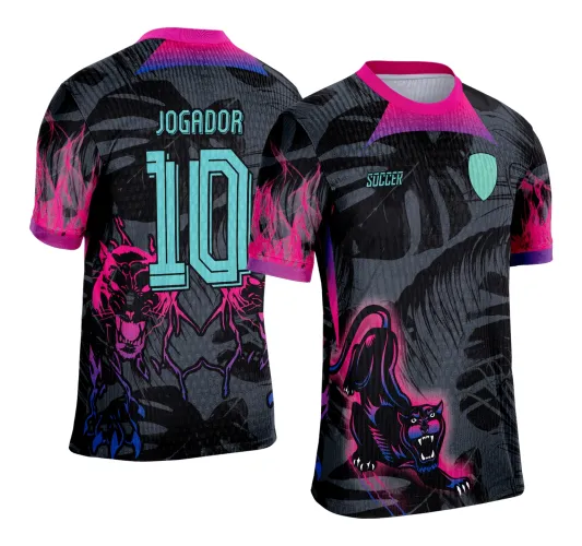 Camisa com arte de pantera negra em brilho rosa neon e azul, frente mostra pantera saltando com escudo e texto 'SOCCER', costas exibem duas panteras agressivas entre chamas e número 10 com nome JOGADOR em azul.