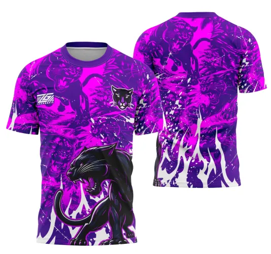 Camisa com grande pantera preta na frente sobre fundo roxo com chamas brancas, rosto minimalista de pantera no peito e logo branco Zaugrafic; costas com várias panteras em tons roxo preto, fundo roxo com manchas e chamas brancas.