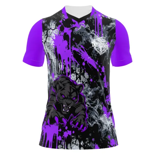 Camisa inteira estampada com tema de pantera roxa, fundo artístico com manchas e respingos em preto, cinza e roxo, mangas roxas e detalhes modernos na frente e costas.