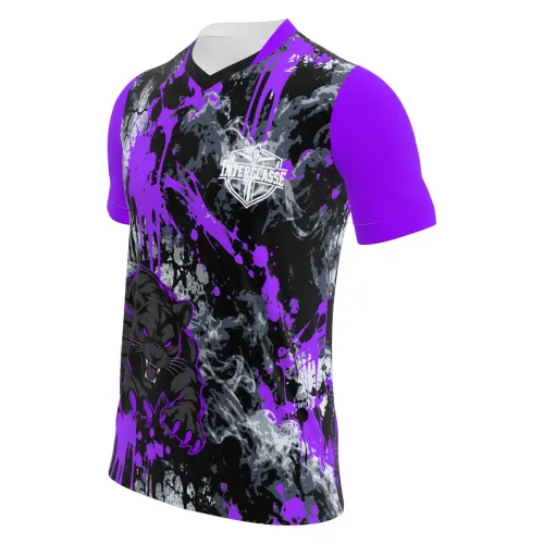 Camisa inteira estampada com tema de pantera roxa, fundo artístico com manchas e respingos em preto, cinza e roxo, mangas roxas e detalhes modernos na frente e costas.
