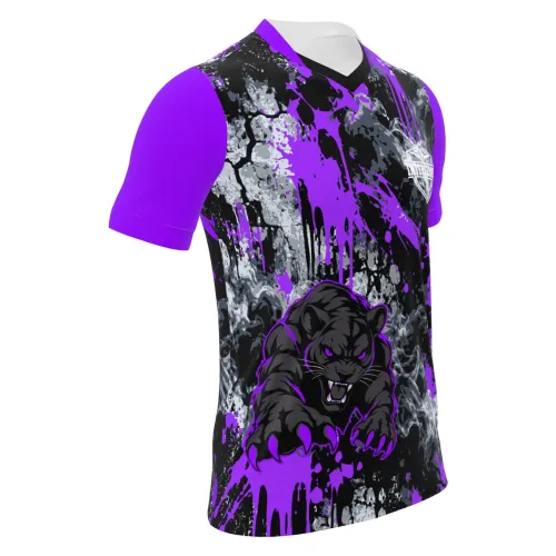 Camisa inteira estampada com tema de pantera roxa, fundo artístico com manchas e respingos em preto, cinza e roxo, mangas roxas e detalhes modernos na frente e costas.