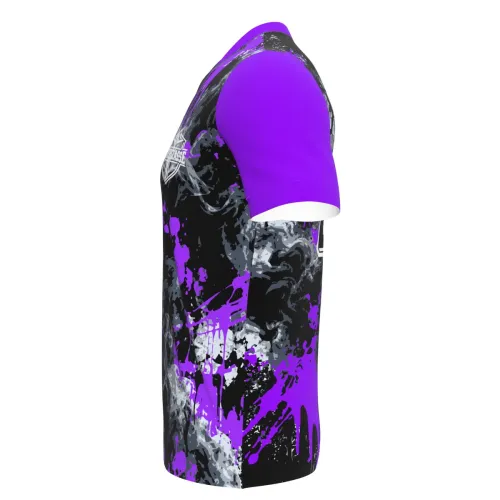 Camisa inteira estampada com tema de pantera roxa, fundo artístico com manchas e respingos em preto, cinza e roxo, mangas roxas e detalhes modernos na frente e costas.