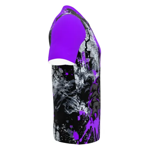 Camisa inteira estampada com tema de pantera roxa, fundo artístico com manchas e respingos em preto, cinza e roxo, mangas roxas e detalhes modernos na frente e costas.