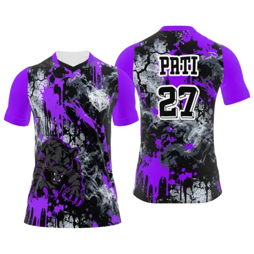 Camisa inteira estampada com tema de pantera roxa, fundo artístico com manchas e respingos em preto, cinza e roxo, mangas roxas e detalhes modernos na frente e costas.