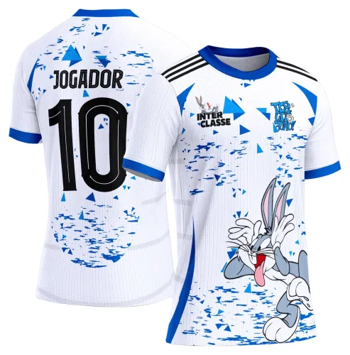 Camisa branca com detalhes em azul, Pernalonga grande na frente fazendo careta, texto TERCEIRÃO azul estilizado e logo INTERCLASSE com Pernalonga no peito, costas com número 10 preto e nome JOGADOR.