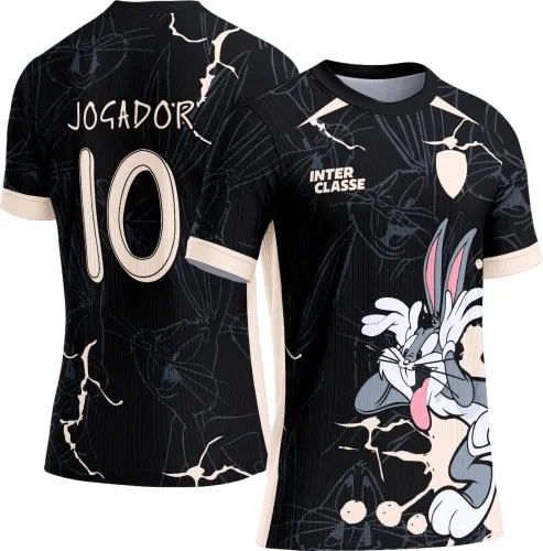 Camisa preta com figura do Pernalonga fazendo pose de mão nas orelhas na frente, textos INTER CLASSE e escudo no peito, mangas e laterais cinza claro, costas com número 10 e nome JOGADOR em tom claro.