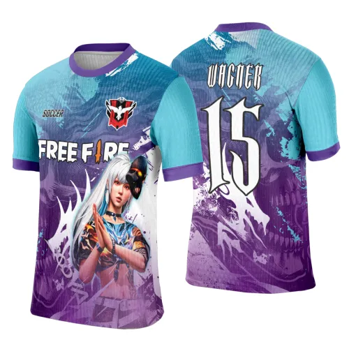 Camisa com personagem loira do jogo Free Fire na frente com fundo azul e roxo, texto FREE FIRE e escudo vermelho. Nas costas, número 15 e nome VITOR em branco, sobre fundo roxo com caveira desenhada.