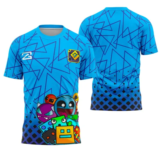Camisa azul com estampa geométrica em triângulos azul escuro, na frente vários personagens cartoon coloridos na parte inferior direita e escudo amarelo no peito esquerdo; costas com padrão azul e degradê de losangos pretos.