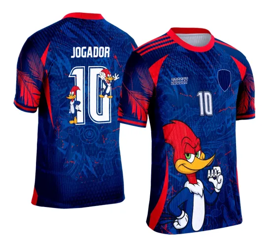 Camisa azul escuro com detalhes vermelhos, frente com Pica-Pau segurando carta AAA e número 10 branco; costas mostram nome JOGADOR e número 10 com duas pequenas ilustrações do Pica-Pau.