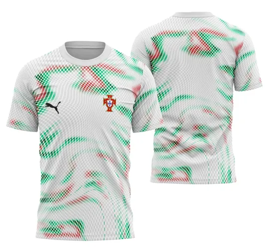 Camisa branca com textura de bolinhas cinzas, exibindo ondas em verde e vermelho, escudo de Portugal no peito esquerdo e logo Puma preto no peito direito, padrão similar nas costas.