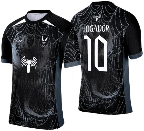 Camisa preta com teias de aranha brancas, símbolo grande de aranha no centro da frente, emblema com rosto assustador no peito direito, logo 'SOCCER' no peito esquerdo, atrás o texto JOGADOR com número 10 em branco e uma pequena aranha no topo.