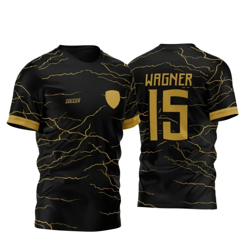 Camisa preta com detalhes dourados, na frente escudo dourado e palavra SOCCER, nas costas nome WAGNER e número 15 em dourado, com padrão de raios dourados por toda a camisa, mangas com faixas douradas.