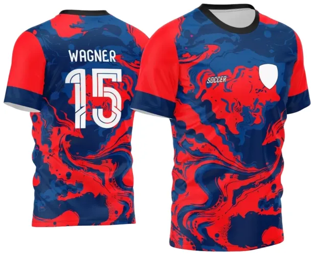 Camisa com padrão abstrato fluido em vermelho e azul marinho na frente e costas, mangas vermelhas com punhos azuis, gola preta, escudo branco e texto SOCCER na frente, nome WAGNER e número 15 nas costas em branco com detalhe azul.