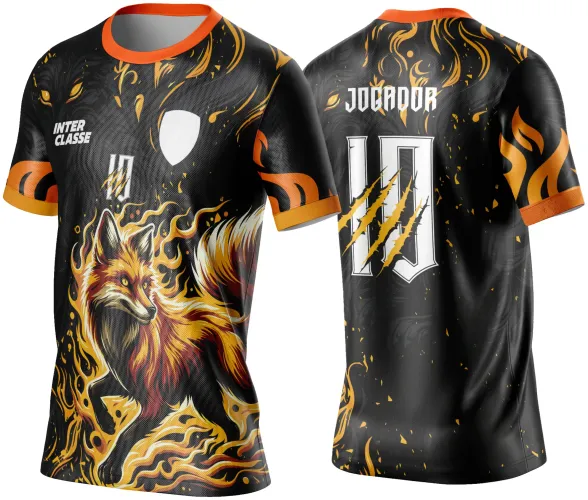 Camisa preta com mangas laranja e detalhes em chamas amarelas e laranja, com raposa dinâmica na frente. Nas costas, número 10 branco com garras laranja e texto JOGADOR acima, detalhes laranja espalhados.