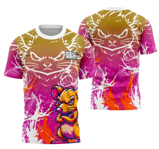 Camisa com frente mostrando um rato amarelo e laranja raivoso de braços cruzados sobre fundo rosa e laranja com detalhes brancos e o rosto de uma pantera rosa no topo; costas exibem o rosto da pantera em contorno branco sobre degrade rosa e laranja com manchas vibrantes.