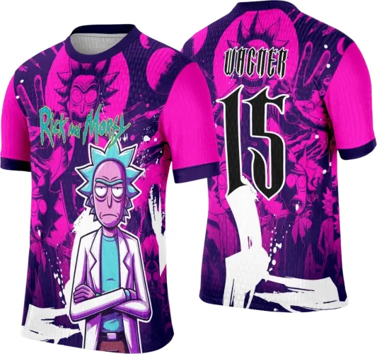 Camisa com temática Rick and Morty em cores rosa vibrante e roxo. Frente com Rick de braços cruzados e texto 'Rick and Morty'. Costas exibem nome 'WAGNER' e número grande '15' com fundo de várias imagens do personagem.