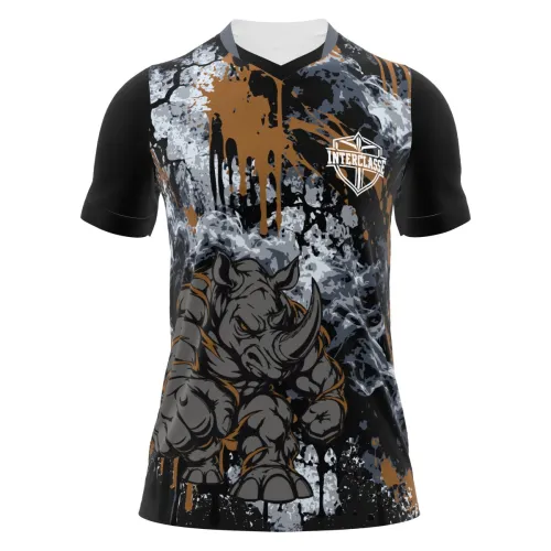 Camisa com estampa de rinoceronte estilizado na frente, fundo artístico com manchas cinza, preto e marrom, mangas pretas e detalhes de escudo Interclasse, cobrindo toda a peça.