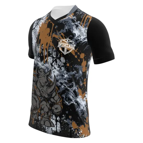 Camisa com estampa de rinoceronte estilizado na frente, fundo artístico com manchas cinza, preto e marrom, mangas pretas e detalhes de escudo Interclasse, cobrindo toda a peça.