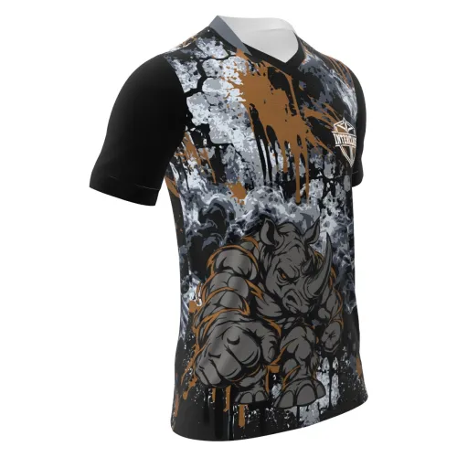 Camisa com estampa de rinoceronte estilizado na frente, fundo artístico com manchas cinza, preto e marrom, mangas pretas e detalhes de escudo Interclasse, cobrindo toda a peça.