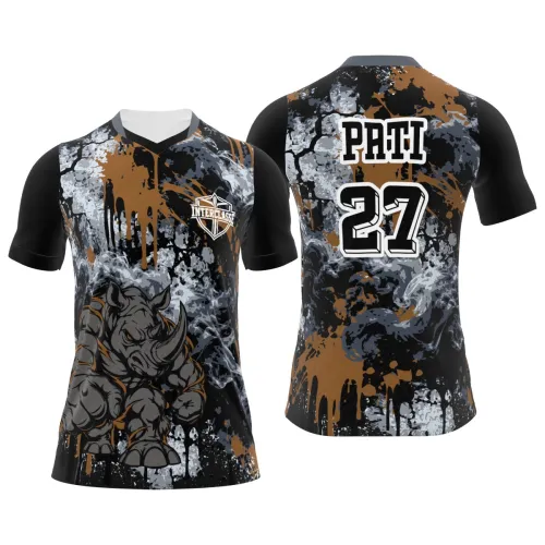 Camisa com estampa de rinoceronte estilizado na frente, fundo artístico com manchas cinza, preto e marrom, mangas pretas e detalhes de escudo Interclasse, cobrindo toda a peça.