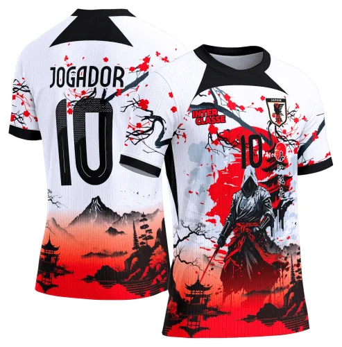 Camisa com logo no peito e estampa grande nas costas que apresenta design inspirado em samurai, exibindo cores marcantes e detalhes que remetem à cultura japonesa de luta e honra.