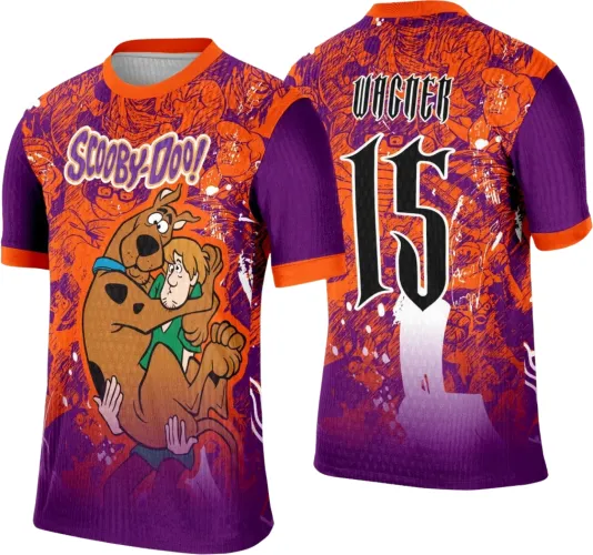 Camisa com frente mostrando Scooby-Doo abraçando Salsicha em fundo roxo e laranja com o texto 'Scooby-Doo!'. Costas com número 15 em preto e branco e nome 'VICKER' em fonte gótica, mangas roxas com barra laranja.