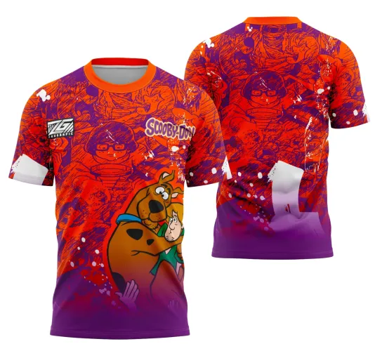 Camisa colorida com frente mostrando Scooby-Doo abraçando Salsicha em degradê laranja e roxo, texto Scooby-Doo no peito e logo ZG. Costas com fundo laranja roxo e figura de Velma contornada, detalhes em branco.