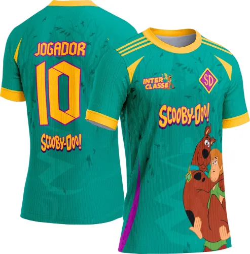 Camisa verde com gola e mangas amarelas, frente com Scooby-Doo abraçado ao Salsicha, logotipos 'SD' e 'INTER CLASSE', e texto 'SCOOBY-DOO!'; costas exibem número 10, nome 'JOGADOR' e texto 'SCOOBY-DOO!' em amarelo com contorno rosa.