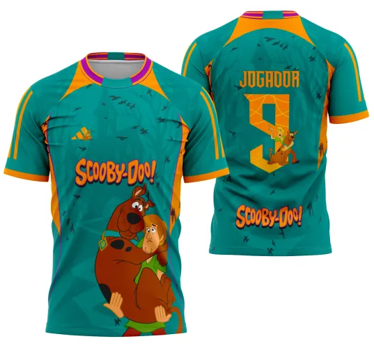 Camisa verde com detalhes laranja e roxo, na frente Salsicha segurando Scooby-Doo com texto 'SCOOBY-DOO!'. Nas costas número 9 laranja com teia de aranha, texto 'JOGADOR' e 'SCOOBY-DOO!' embaixo. Fundo com silhuetas e corvos.