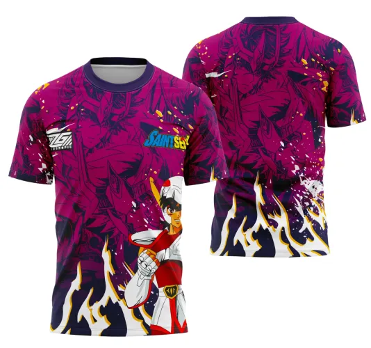 Camisa roxa com figura de Seiya de Pégaso em linhas escuras na frente e costas, personagem com armadura branca e vermelha na parte frontal, chamas brancas e amarelas decoram a base, textos 'SAINT SEIYA', 'JGS JUGRAFFIC' aplicados na frente.