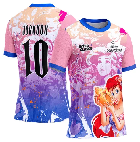 Camisa com logo no peito e estampa grande nas costas mostrando sereia colorida em estilo fantasia, ideal para atividades escolares e eventos interclasse com design vibrante e alegre.