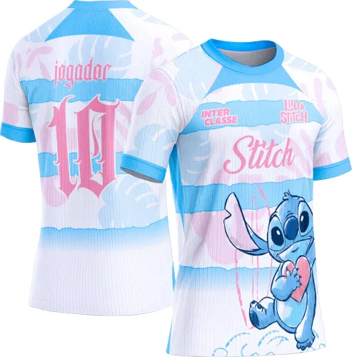 Camisa com fundo listrado azul e branco, figura do Stitch segurando coração rosa na frente e número 10 rosa junto da palavra jogador nas costas, com detalhes em rosa e gola e mangas azul claro.
