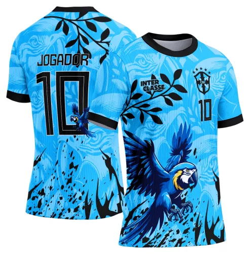 Camisa com logo no peito e uma estampa grande nas costas que mostra uma arara vibrante e colorida, estilo escolar, ideal para eventos interclasse com design alegre e marcante.
