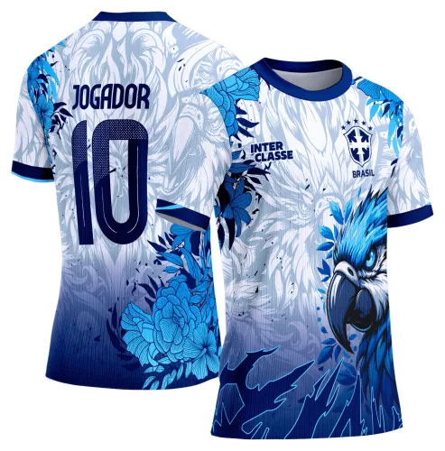 Camisa com logo no peito e estampa grande nas costas mostrando uma arara colorida vibrante, ideal para eventos escolares interclasse com design alegre e moderno.