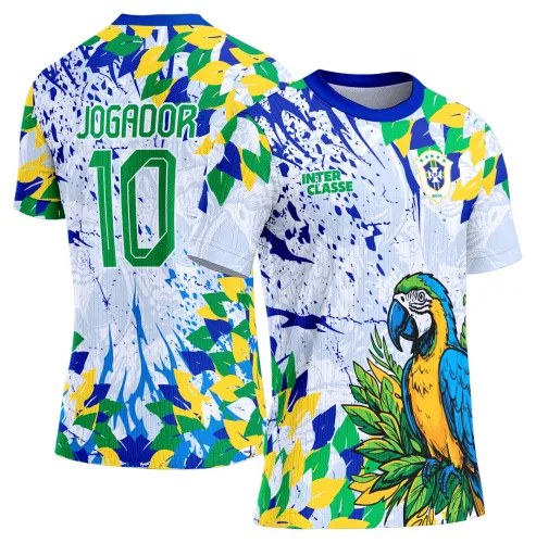 Camisa com logo no peito e estampa grande nas costas destacando uma arara vibrante em cores vivas, estampando o tema escolar do interclasse com estilo moderno e atraente.