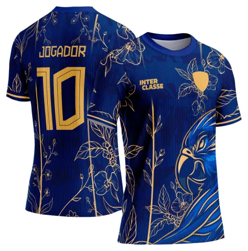 Camisa com logo no peito em destaque e estampa grande colorida de arara nas costas, estilo vibrante e alegre ideal para eventos escolares interclasse