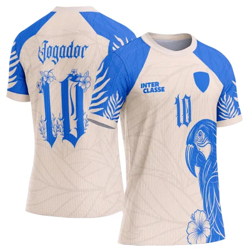 Camisa com logo no peito e estampa grande nas costas exibindo uma vibrante arara escolar em cores vivas, ideal para eventos interclasse e atividades escolares.