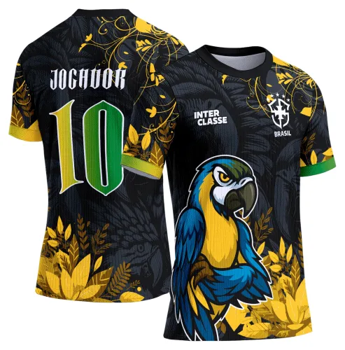 Foto da camisa com logo no peito, destacando uma estampa grande nas costas com design vibrante de arara colorida em estilo escolar.