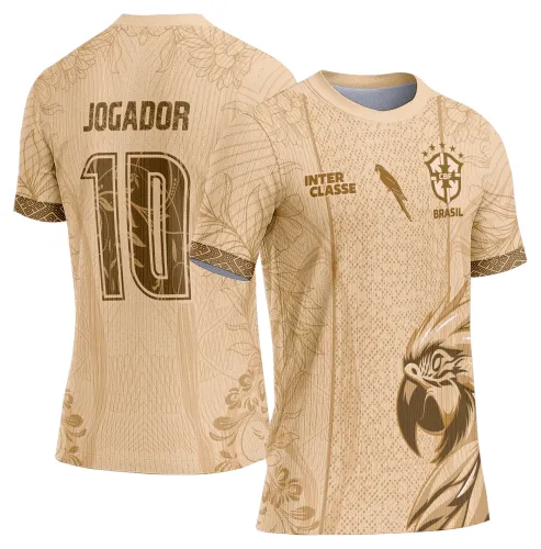 Foto da camisa escolar com logo no peito e estampa grande nas costas apresentando uma arara vibrante colorida e detalhada, perfeita para destacar o espírito interclasse com design alegre e moderno.